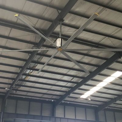 Grote ventilator voor het plafond van de koelversnellingsbak